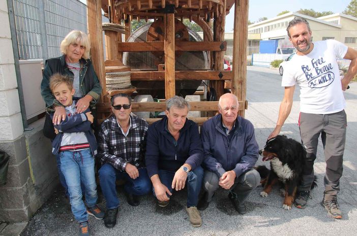 Graziella Pellegrino con alcuni parenti e amici dell'associazione "Antichi Mestieri" davanti al frantoio per la produzione dell'olio di oliva Graziella Pellegrino con alcuni parenti e amici dell'associazione "Antichi Mestieri" davanti al frantoio per la produzione dell'olio di oliva