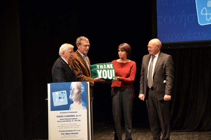 La consegna del Premio Gratitudine 2017 a professor Salizzoni La consegna del Premio Gratitudine 2017 a professor Salizzoni