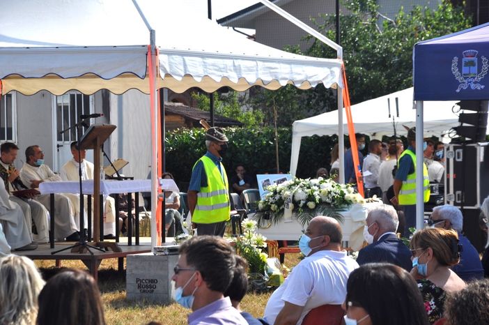 Stamattina a Foresto le esequie di Samuele Racca, morto martedì 29 giugno in un tragico incidente nelle campagne di frazione Maniga