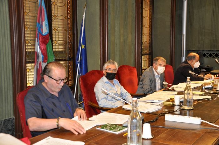 Il sindaco Carlo Bo, tra l'assessore Ferrero e il presidente del Consiglio comunale Boeri, durante la seduta di Consiglio in corso in questi minuti in municipio