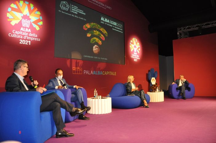 Un momento della presentazione tenuta al Pala Alba Capitale. Sul palco, col giornalista Roberto Fiori, la presidente dell'Ente Fiera Liliana Allena, il sindaco Carlo Bo e il governatore Alberto Cirio