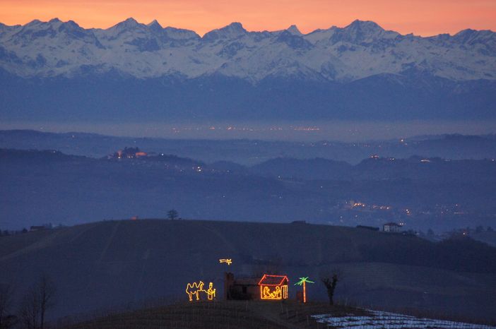 Il Presepe di Luce illumina le colline di Mango
