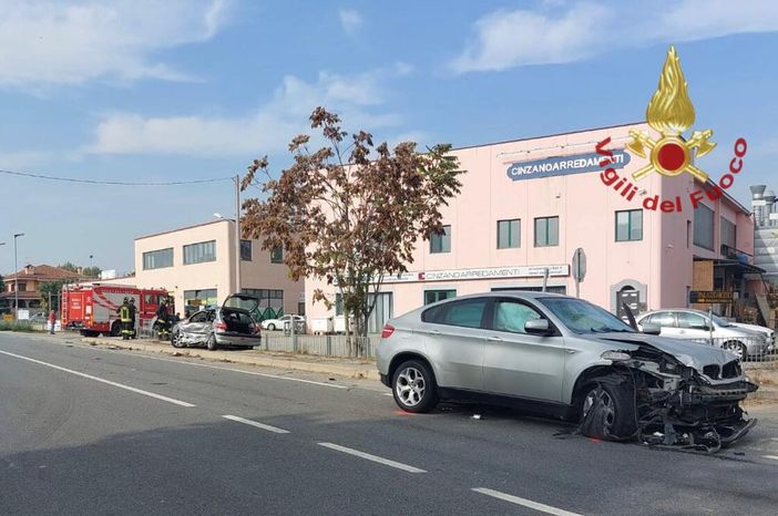 Le due vetture seriamente danneggiate dopo il violento incidente a San Martino di Pollenzo (Foto Vigili del Fuoco di Alba) Le due vetture seriamente danneggiate dopo il violento incidente a San Martino di Pollenzo (Foto Vigili del Fuoco di Alba)