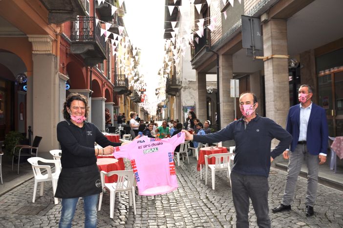 Via Roma festita a festa per l'arrivo della corsa