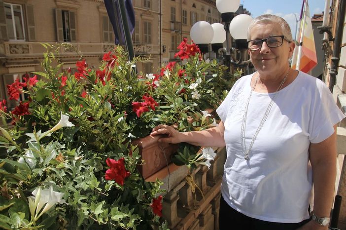 La sindaca Manassero sul balcone del Palazzo comunale