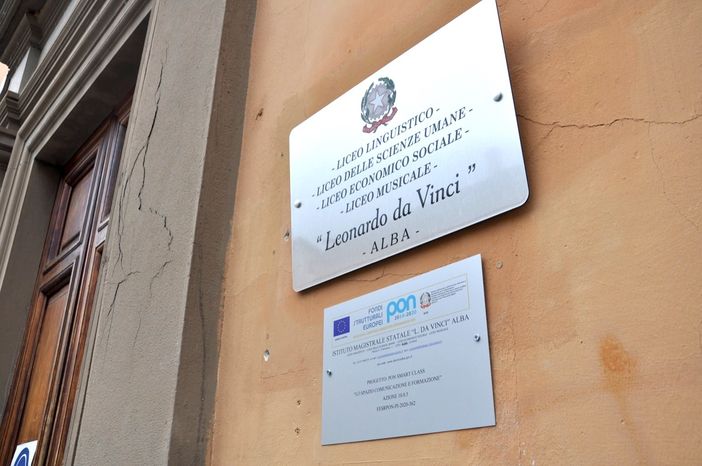 L'ingresso del Liceo "Da Vinci" di Alba, in piazza San Francesco d'Assisi