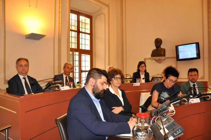 Mensa scolastica di Bra, la maggioranza replica: “Commissione richiesta dalla minoranza è pretestuosa”