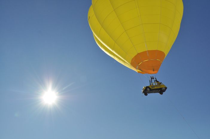 Una Citroën 2CV si alza in volo su Beinette attaccata a una mongolfiera (FOTO E VIDEO)