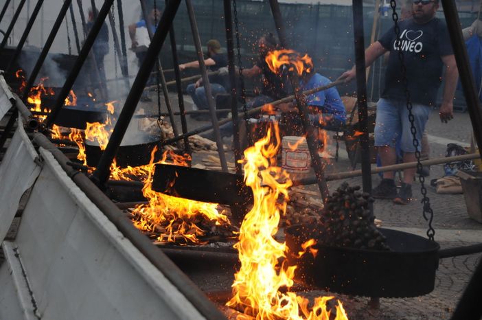 Le caldarroste cotte in modo tradizionale sul fuoco vivo alla Fiera del Marrone - foto di Maineri Teresa