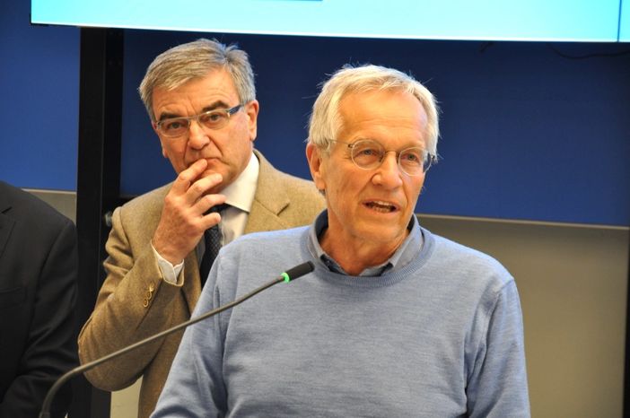 Il dottor Giusto Viglino, premiato dalla Fondazione Ospedale per gli oltre 40 anni di servizio nella sanità albese. Alla sue spalle il collega Giuseppe Fasolis, primario di Urologia, anche lui in pensione