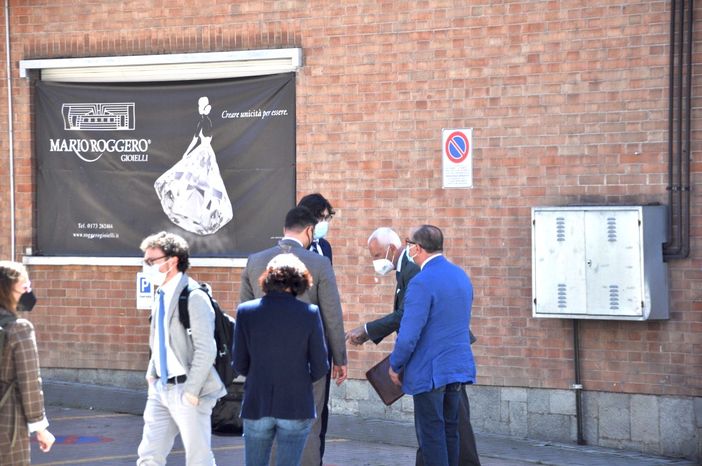 L'auto riportata sul luogo della rapina col sopralluogo tenuto nel maggio 2021. In primo piano il sostituto astigiano Davide Greco