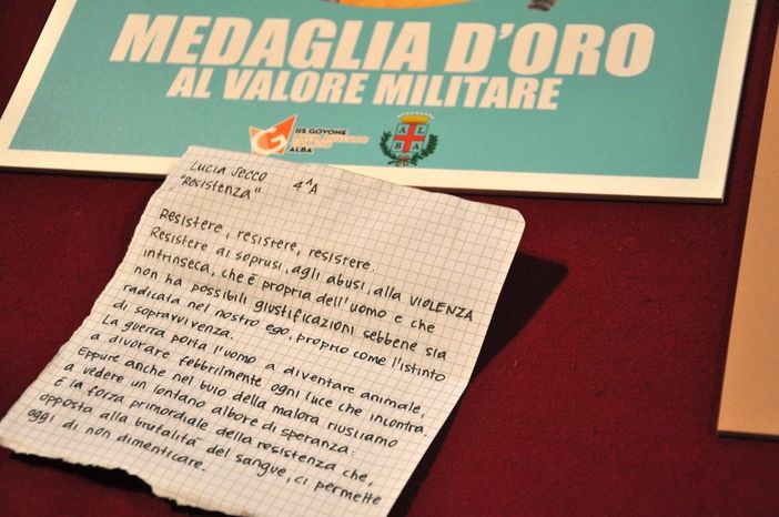 Dagli allievi del Pinot Gallizio manifesti e scritti d’autore per ricordare "i ventitré giorni della città di Alba"