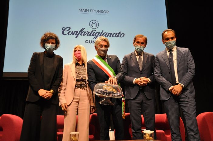 Il ministro Boccia ha aperto la 90ª Fiera del Tartufo Bianco d’Alba: "Un’edizione nel segno del coraggio e dell’innovazione" (FOTO)