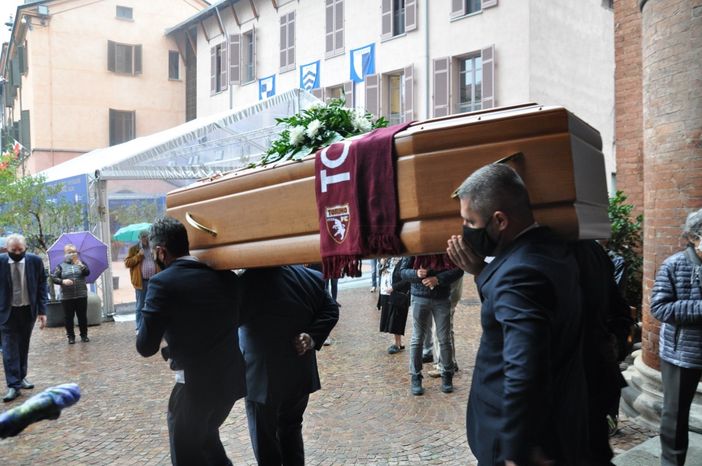 Alba, cattedrale gremita per l’ultimo saluto all’amato don Renzo
