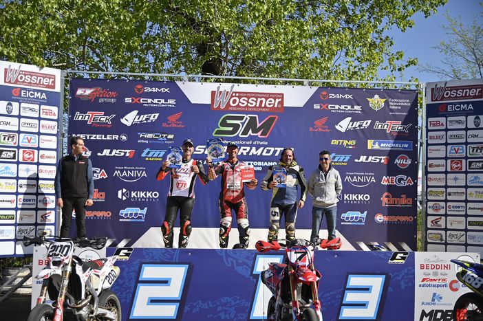 Il podio, con Di Cicco, Cucchietti e Pirri - Foto Supermoto Italia Il podio, con Di Cicco, Cucchietti e Pirri - Foto Supermoto Italia