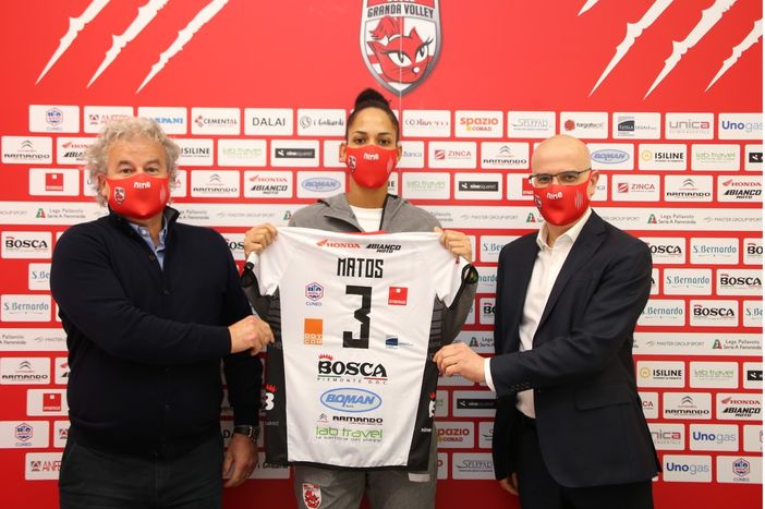 Massiel Matos in compagnia di Antonello Allocco, promotore, co-fondatore e CEO di OPEN Dot Com Spa, e Stefano Buraglio, Direttore Generale di Tutela Legale Spa (credit Ufficio Stampa Cuneo Granda Volley)