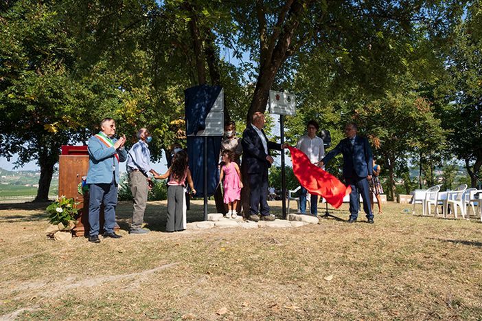 Lo scoprimento della targa che ricorda Alberto Scarampi Del Cairo (foto di Barbara Guazzone)