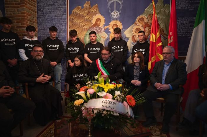 Una maglietta e una raccolta fondi per non dimenticare: Neive in preghiera per Kocani