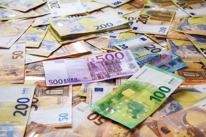 Calano gli interessi sui prestiti alle aziende, ma aumentano i costi di finanziamento Calano gli interessi sui prestiti alle aziende, ma aumentano i costi di finanziamento