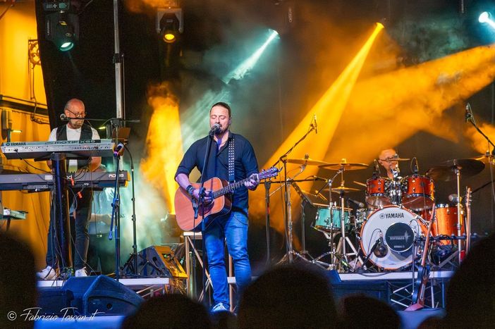 Alberto Bertoli sul palco in una foto tratta dal suo profilo Facebook (credito Fabrizio Toscan .it)