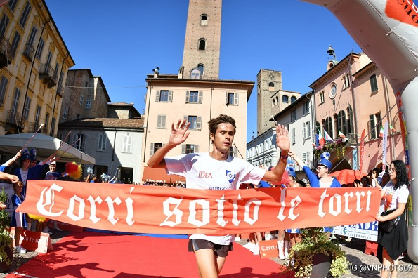 Davide Scaglia taglia il traguardo in piazza Risorgimento (foto Vincenzo Nicolello)