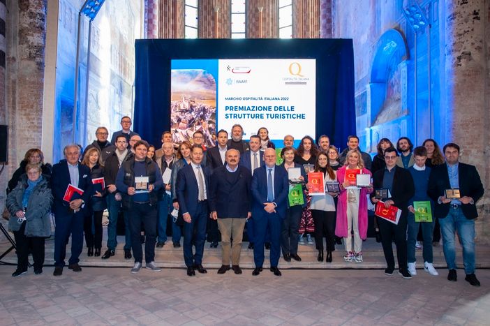 Il gruppo dei premiati ieri nella chiesa di San Domenico ad Alba