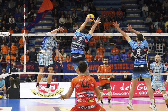 Un attacco di Nathan Feral nella partita vinta da Cuneo a Porto san Giorgio, contro Grottazzolina (Foto M&amp;G Scuola Pallavolo)