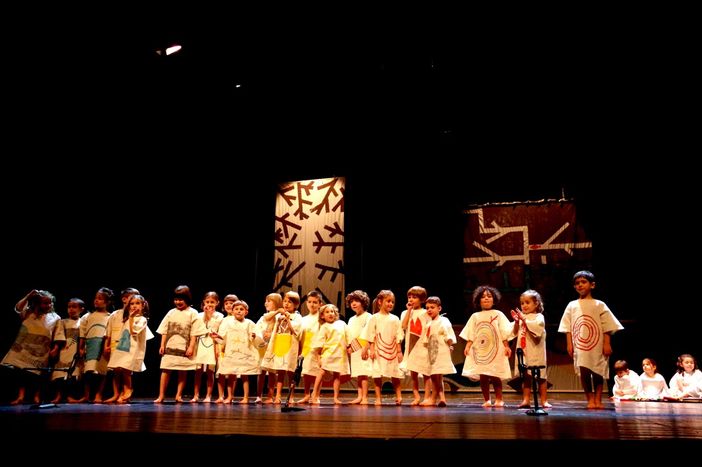 Nel fotoservizio di Claudio Mainini e Bartolomeo Costamagna alcuni momenti dello spettacolo andato in scena al Teatro Sociale