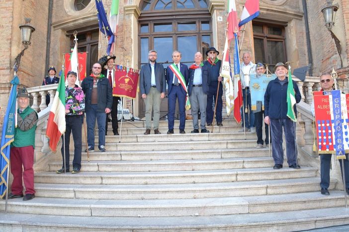 Alcuni scatti dalla cerimonia (foto Luciano Cravero) e due immagini del mercatino ripresi mediante drone da Tino Gerbaldo