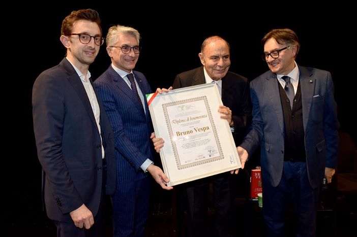 Alcuni momenti della serata che ha portato ad Alba il noto giornalista Rai Alcuni momenti della serata che ha portato ad Alba il noto giornalista Rai