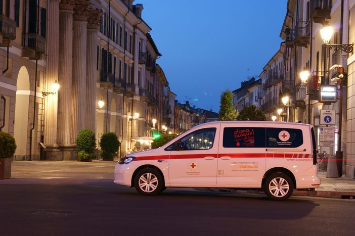 Il nuovo mezzo acquistato dalla CRI per il trasporto infermi