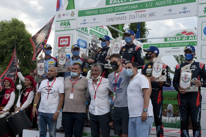 La premiazione 2020 con il vicepresidente della Giunta Regionale Fabio Carosso, il sindaco albese Carlo Bo, gli organizzatori e i tre equipaggi vincitori (Foto Barbara Guazzone) La premiazione 2020 con il vicepresidente della Giunta Regionale Fabio Carosso, il sindaco albese Carlo Bo, gli organizzatori e i tre equipaggi vincitori (Foto Barbara Guazzone)