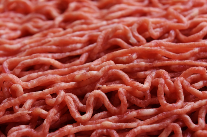 Patteggia il macellaio del Braidese denunciato per aver aggiunto solfiti nella carne macinata