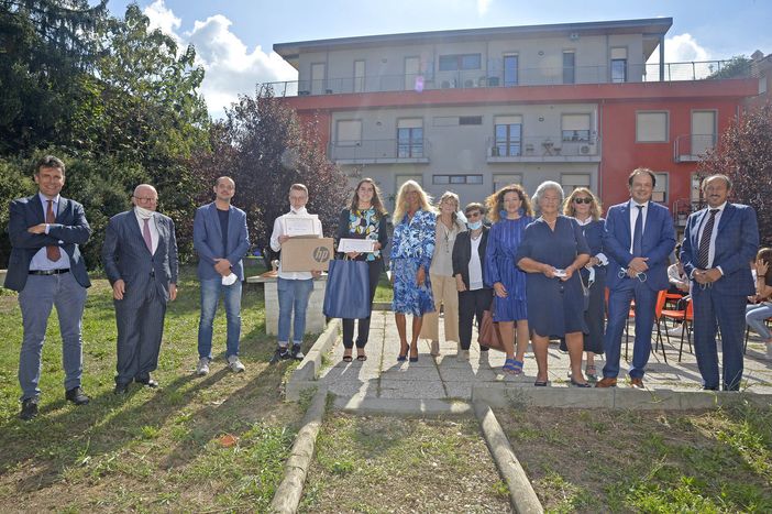 Foto di gruppo dopo la consegna dei riconoscimenti ai due allievi