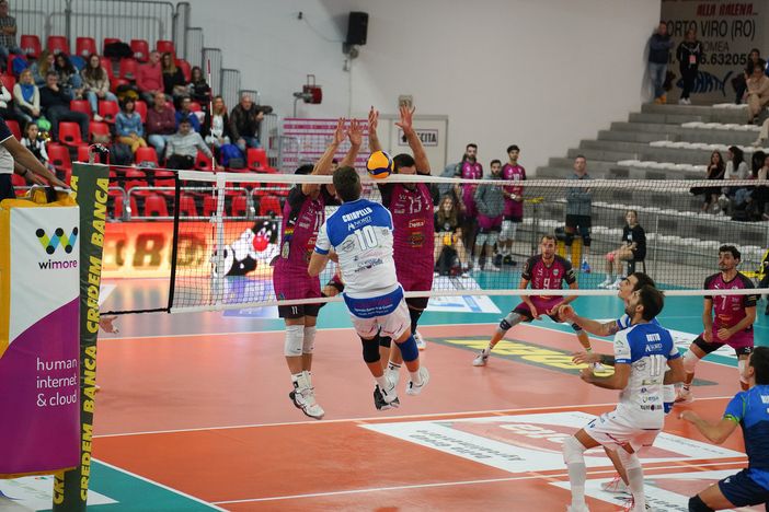 Gli sguardi sono eloquenti e coach Giaccardi si chiede: "Quanto vale la mia Cuneo?" (Fotogallery di Stefano Spano)