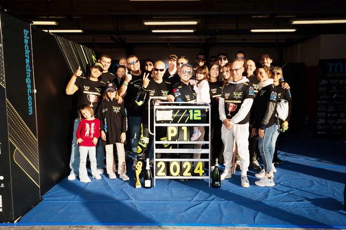 Fabio Pozzato festeggia il titolo con la squadra Fabio Pozzato festeggia il titolo con la squadra