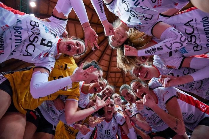 La gioia della ragazze della Bosca S. Bernardo Cuneo dopo la vittoria con Novara (Foto: Danilo Ninotto)