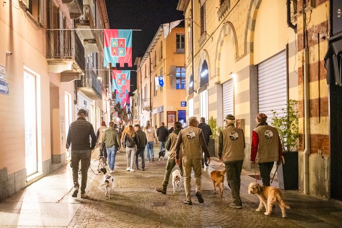 Alba, "trifolao" a "tabui" a spasso in via Maestra per il Capodanno del Tartufo