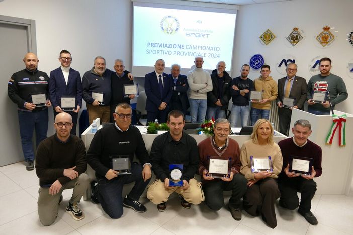 Foto di gruppo per piloti e navigatori che hanno preso parte e ottenuto risultati al campionato provinciale sport automobilistico 2024 organizzato dall’Automobile Club Cuneo