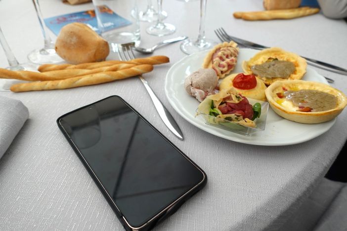 Via i telefonini e connettiamoci con chi abbiamo di fronte