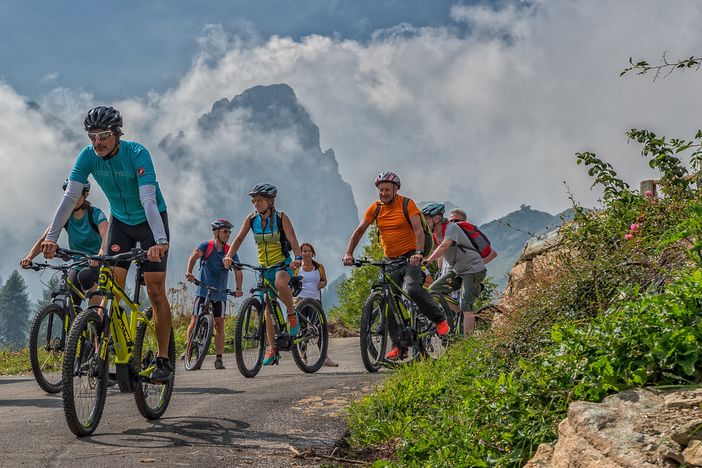 Turisti in Valle Grana (foto Roberto Croci, archivio Atl del Cuneese)