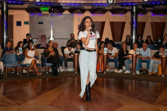 Giulia Bottero vola in finale a “Je so Pazzo”: la giovane monregalese tra i talenti della musica emergente