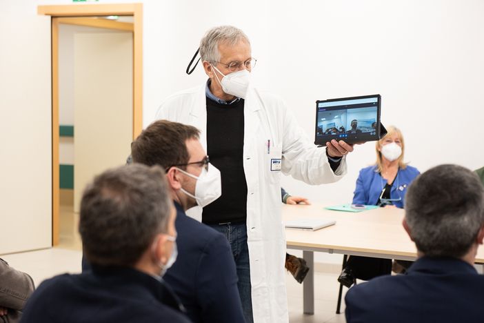 Il dottor Giusto Viglino illustra il funzionamento dei nuovi kit per la telemedicina (Foto Barbara Guazzone)