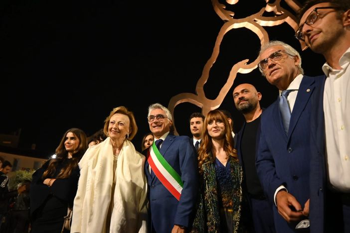 Nel fotoservizio di Barbara Guazzone e nella diretta video realizzata da Andrea Olimpi i momenti salienti della cerimonia di svelamento dell'opera di Valerio Berruti