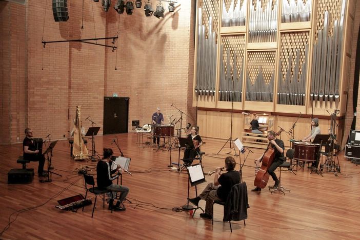 Andrea Silvia Giordano (al centro) insieme ai musicisti di “Àlea” - foto da Facebook Andrea Silvia Giordano (al centro) insieme ai musicisti di “Àlea” - foto da Facebook