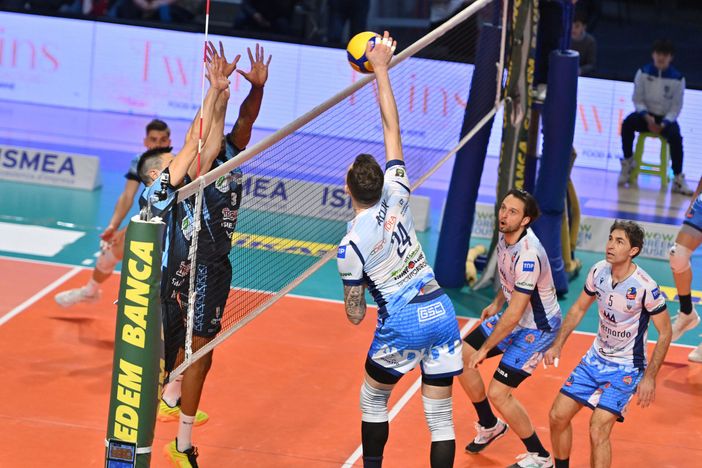 Un attacco di Karli Allik nella gara di Aversa: la sfida si ripeterà nei Quarti dei playoff (Foto Enzo Pinelli) Un attacco di Karli Allik nella gara di Aversa: la sfida si ripeterà nei Quarti dei playoff (Foto Enzo Pinelli)