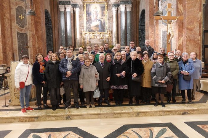 In foto un gruppo di ministri straordinari della Comunione di Bra, riuniti al Santuario della Madonna dei Fiori nel giorno del mandato per l’anno 2025