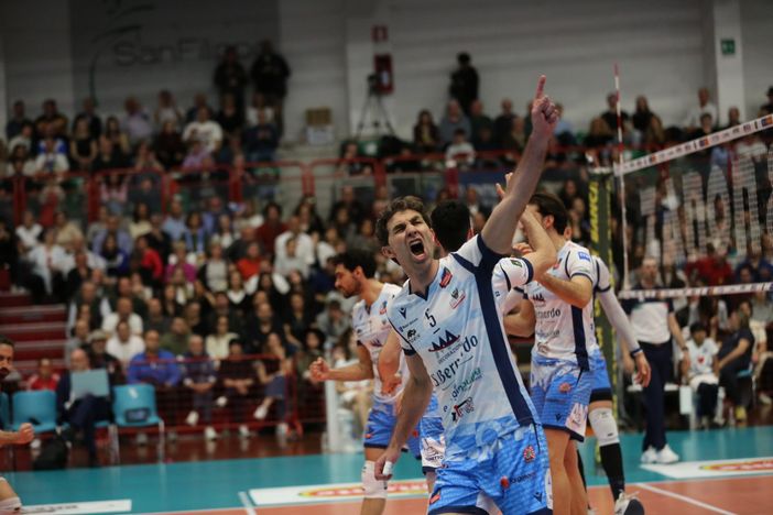 Daniele Sottile si rivolge alla curva dei tifosi giunti da Cuneo dopo un'azione vincente (Foro Beatrice Bramardi)