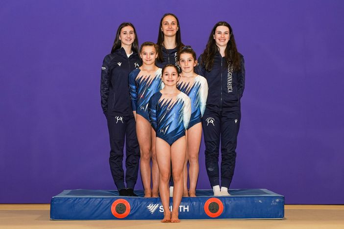 Nella foto le tre ginnaste Sophia Delfino, Greta Cozzolino e Anastasia Dotta insieme alle allenatrici Ilaria Albanese, Chiara Giordano e Chiara Armando