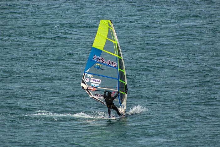 Voglia di mare e sport? Scopri i corsi di windsurf e molto altro al Tognazzi Marine Village